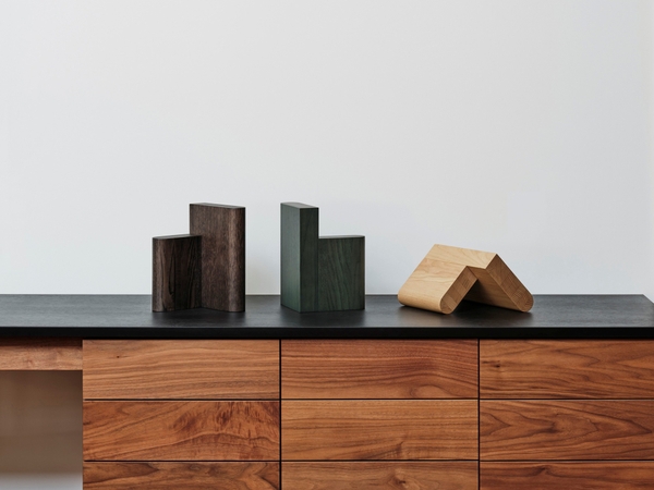 右からカラーバリエーション:淡木(ピュアチェスナット)、森緑(フォレストグリーンKR)、玄木(スモークドオークKR)
