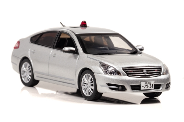 右前:1/43 日産 ティアナ 250XV (J32) 2015 鳥取県警察交通部交通機動隊車両(覆面 銀)