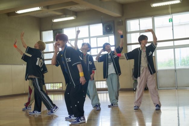 Travis Japanが番組恒例のサプライズ訪問!