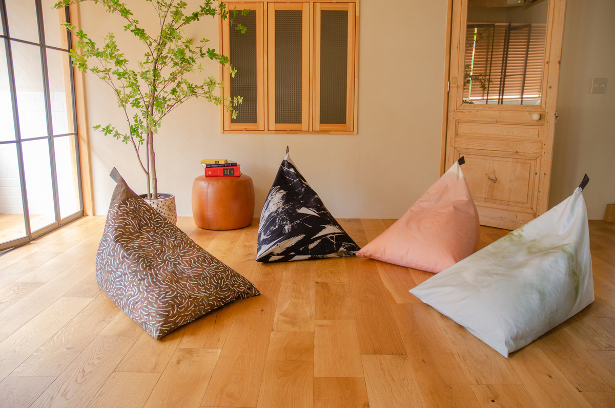 アートとともにくつろぎを。FAVORRICオリジナルデザインのビーズクッション誕生