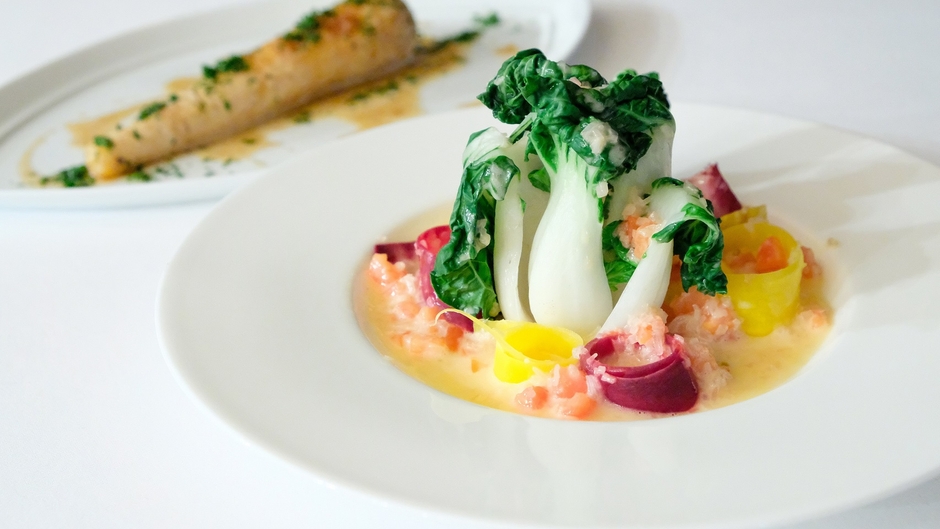 レストランの野菜にブールブランソースを合わせて(前)と根パセリのロースト(後ろ)