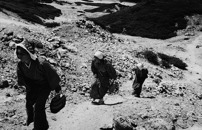 山頂を目指す老婆たち 1962年