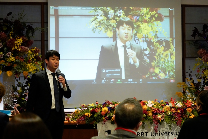 (写真7:学生に寄り添い、より良い大学を目指すことを意気込む白崎事務局長)