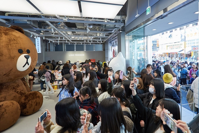 LINE FRIENDS STORE 原宿 オープン初日の1階の様子