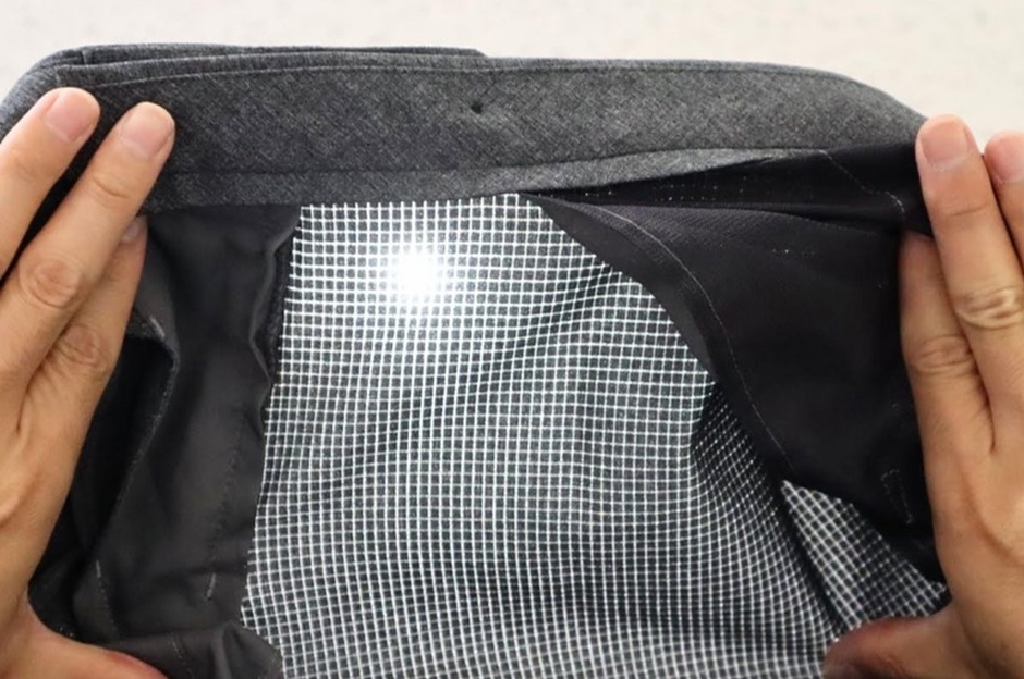 <無数の穴(ドット状の通気孔)> 濃色系のパンツには 清涼素材の裏地を付け透け感を防止