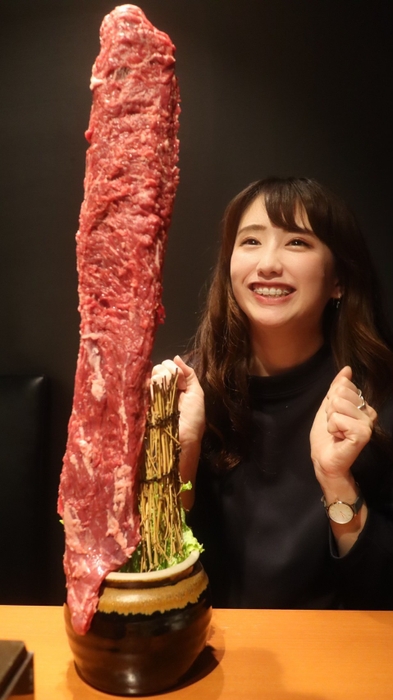 当店名物「宙に浮く肉」最大1キロの塊でご用意