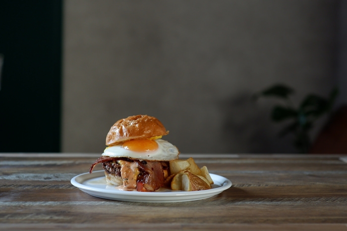 パティ / 自家製ベーコン / はちみつ / 特製ハンバーガーソース / 半熟目玉焼き