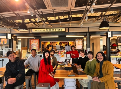 運営する店舗にて。合同会社prove LiFEのメンバー