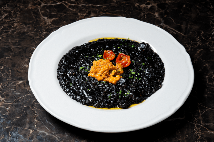 ウニとセミドライトマトのイカスミリゾット