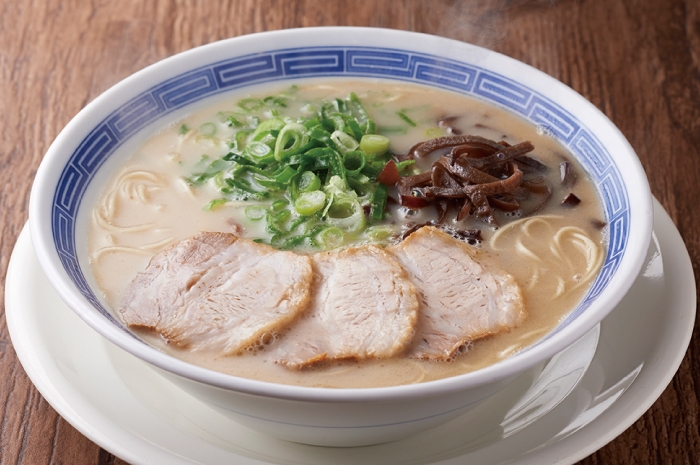 地元のみならず県外からも多くの人が訪れる、長浜ラーメンの銘店「元祖 名島亭」