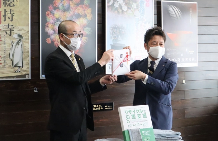 2021年3月25日に開催された贈呈式の様子(左:坂口副市長(当時)、右:加納店長)