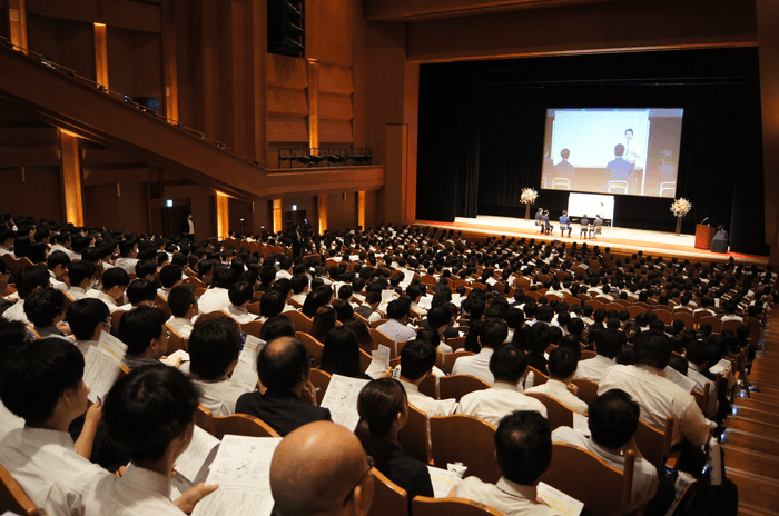 会場では約1,500名の社員が授業を見て投票した