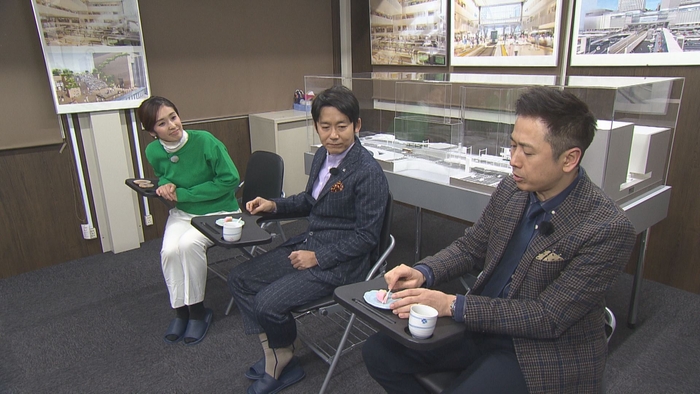 左から 小嶋沙耶香(HOMEアナウンサー)、ロザン(菅広文・宇治原史規)