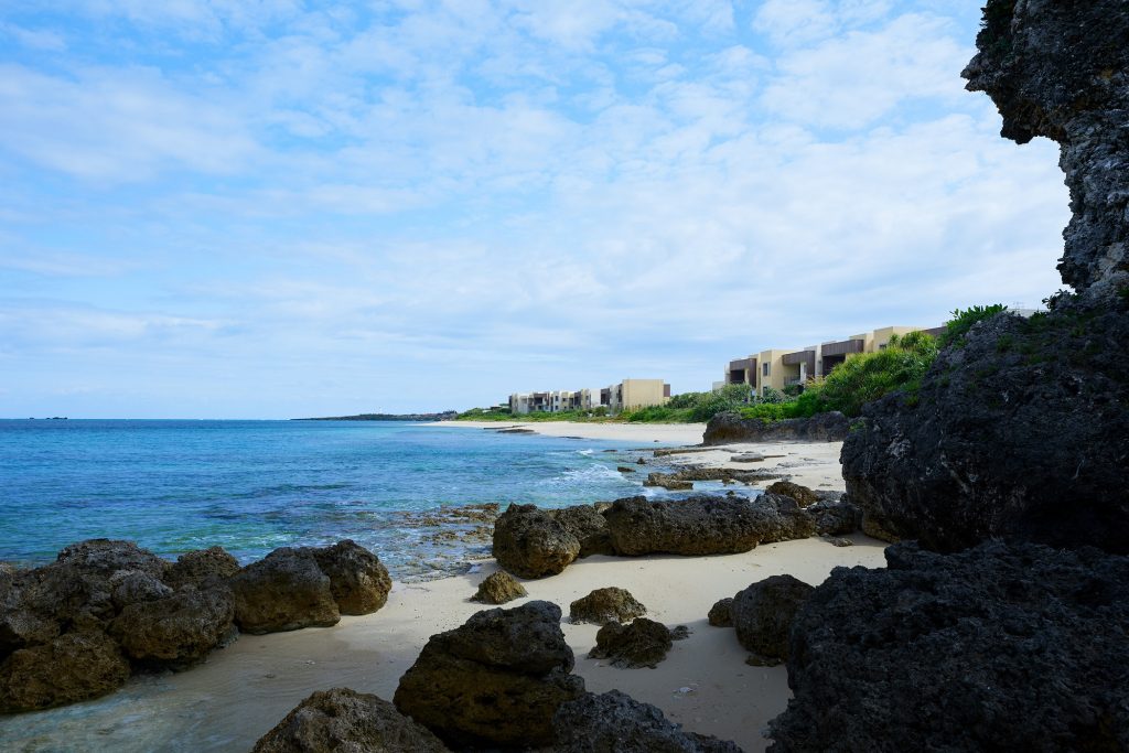 星のや沖縄「設計者が語る開発秘話」動画を公開 ~沖縄の原風景が残る海岸に、新たに生まれた“グスクの居館”~|公開日:2022 年 12 月15日