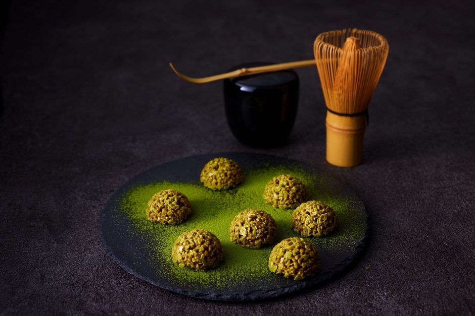 「抹茶クランチ缶」イメージ(黒背景2)