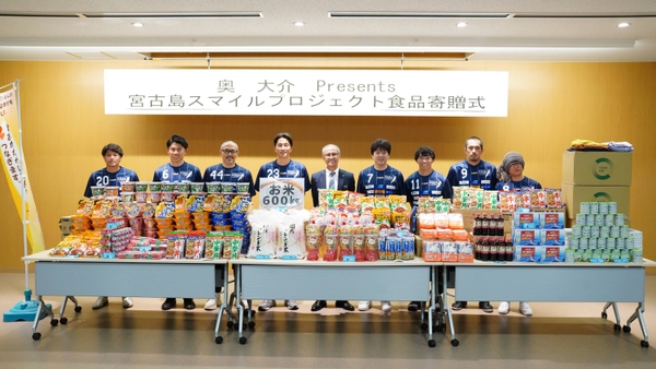 食品寄贈式の風景（中央／宮古島市長  嘉数 登 氏）