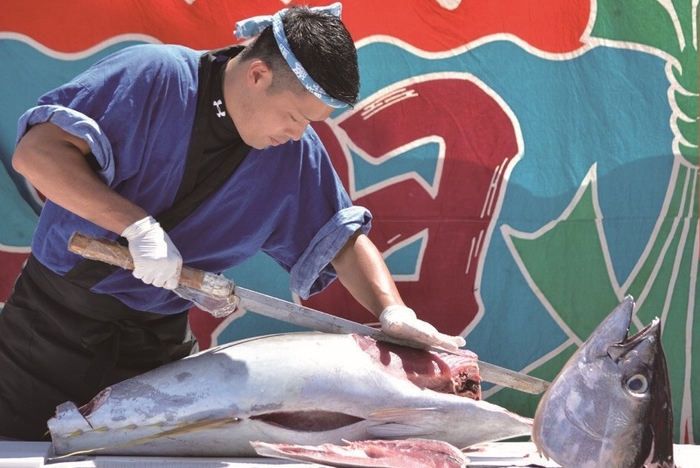 迫力満点のマグロ解体ショー