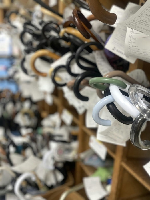 相鉄お忘れ物センターに集められた忘れ物の傘