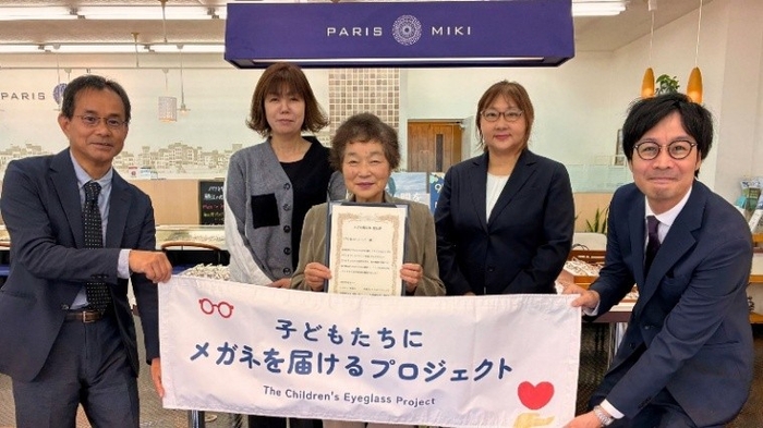 (写真左より)パリミキ徳力店 香月義和店長、NPO法人いっしょに小田久美子様、NPO法人いっしょに 理事長 小田 淑惠様、NPO法人いっしょに近藤かおる様、パリミキ九州北、福岡、沖縄ブロックジェネラルマネージャー 岸本貴宏