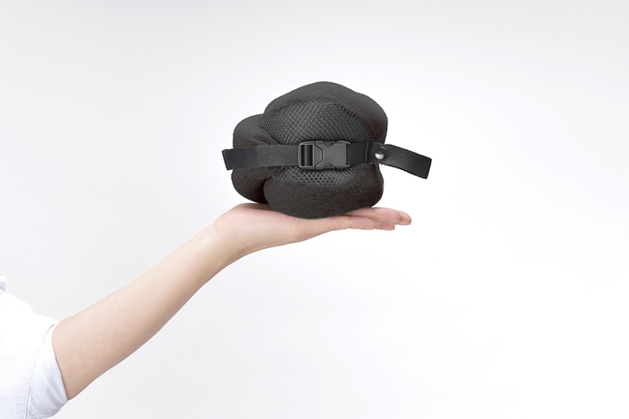 手のひらサイズ 低反発ピロー“かるラクーン”