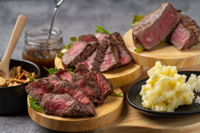 土佐あかうしの溶岩焼きステーキ三種盛り『極』