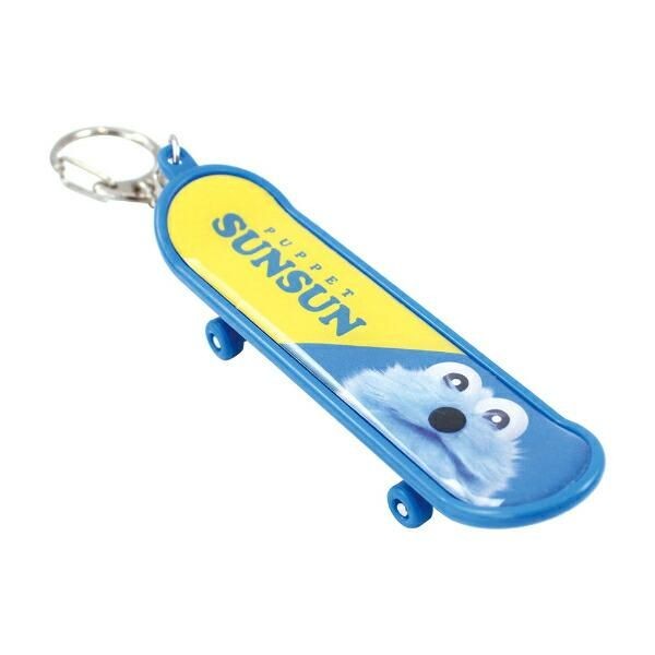まるでスンスンのスケボーみたい！スケボー型がちょっとユニークなキーホルダーです。