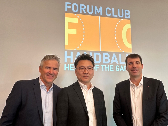 写真右から：FCH President・Xavier O’Callaghan氏、ジークスタースポーツエンターテインメント社長・大賀智也、FCH Managing Director・Gerd Butzeck氏