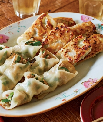 【刻まない、包まない 平日だって餃子は作れる!】より、メニューの一例「豚こまとにらの棒餃子」