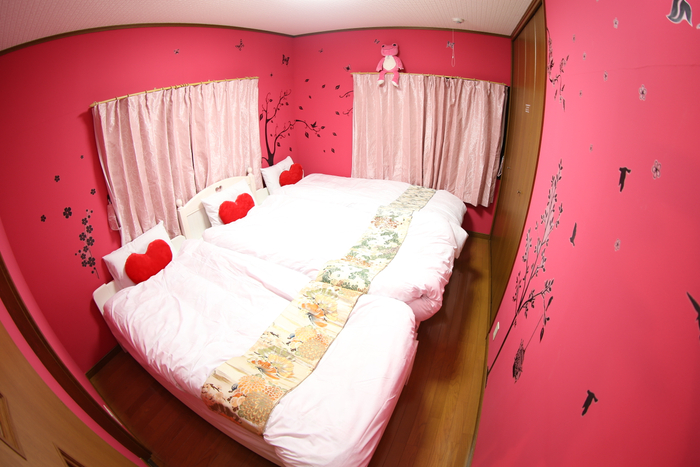 ショッキングピンクの部屋はお姫様ベッドにハートでかわいらしく寝室に特化している