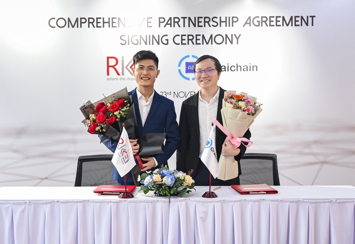 RikkeisoftのCEO Phan The Dung氏とOraichainのCEO Chung Dao氏=提携契約式(1)