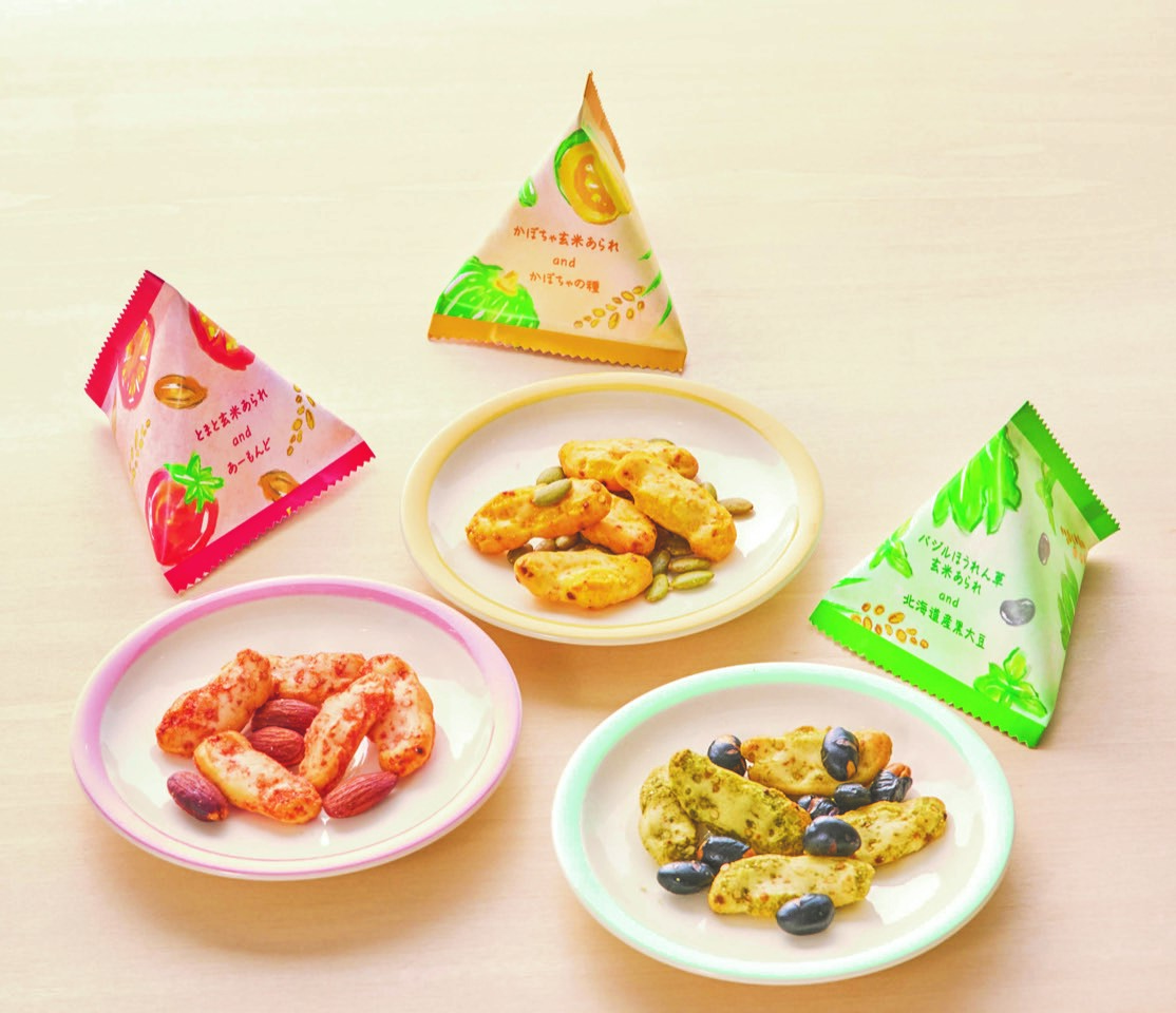 亀田製菓とファンケルが共同開発！ からだにやさしい素材、食べ飽きない味わいと彩りにこだわって作ったお米のお菓子 『ARARE MARCHÉ-あられマルシェ-』発売！ 3種の野菜玄米あられと素焼きナッツ&シードの組み合わせで、いろいろな味と食感を楽しめます！