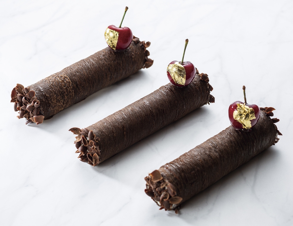 「帝国ホテル 東京 ホテルショップ　ガルガンチュワ」「フォレノワール “Classique-Moderne”(クラシック モデルヌ)」プティガトー1,800円