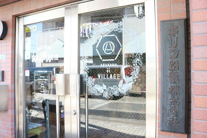 六角形のロゴには鉛筆へのオマージュが