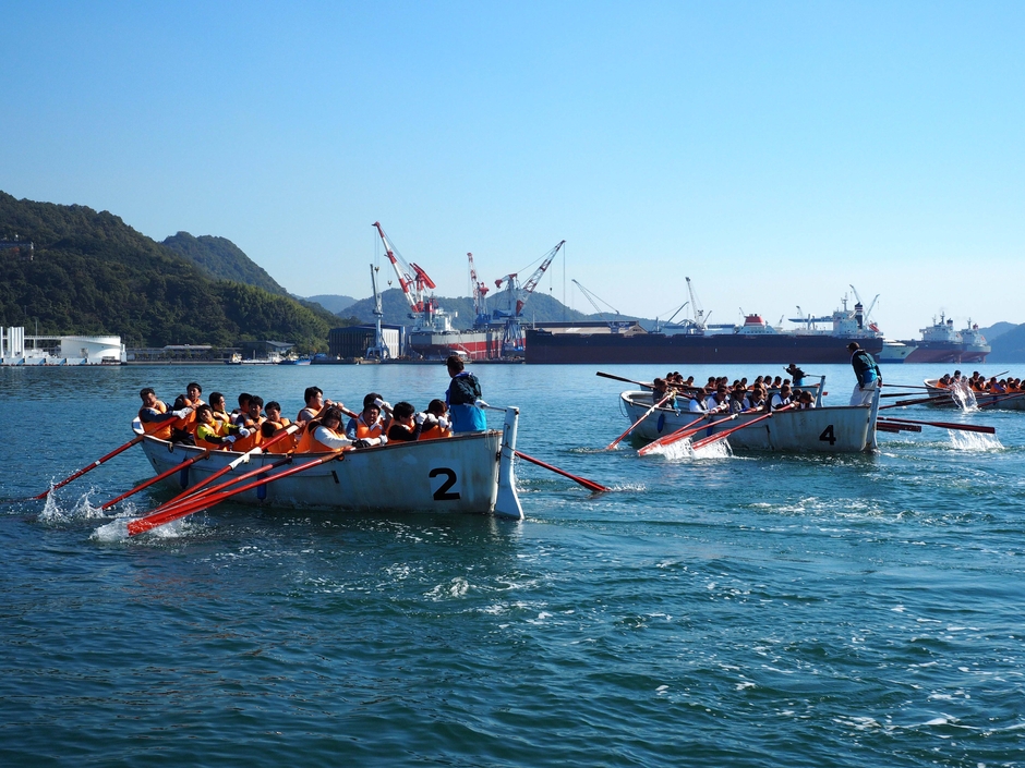 「海の教室」ではカッター教室や救急学習を体験