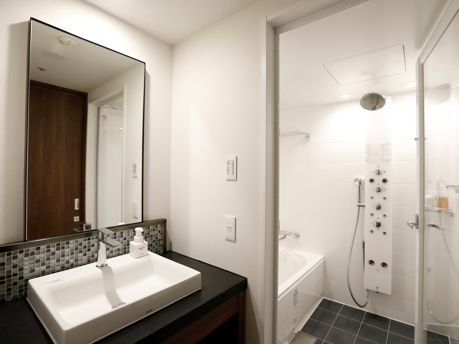 ホテルフォルツァ博多駅筑紫口II バスルームイメージ 多機能シャワーパネルを備えています