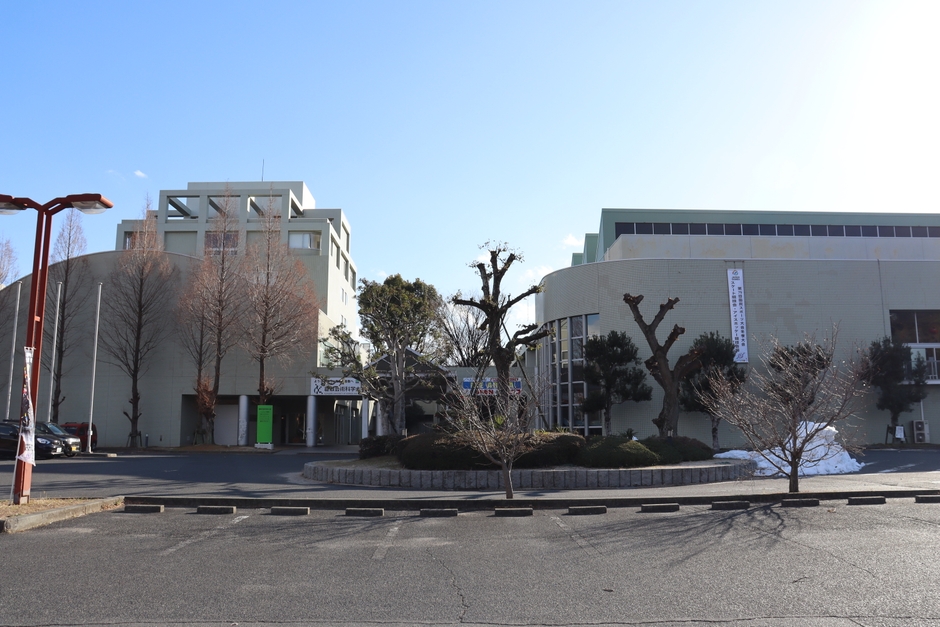 ヘルスピア倉敷の本館(左)とスケートリンクのあるアリーナ棟(右)