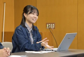 【名城大学】「FUJITA BOOT CAMP」で優秀賞を受賞　渡邉由季子さん（情報工学部４年）が大野副学長に報告