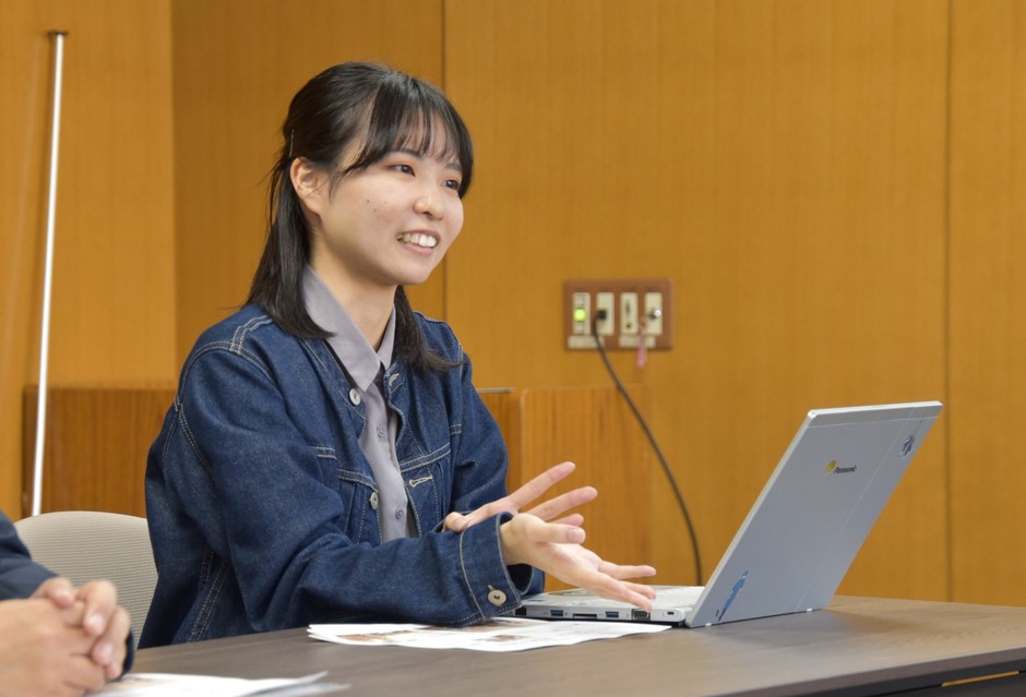 大野副学長に報告する渡邉さん