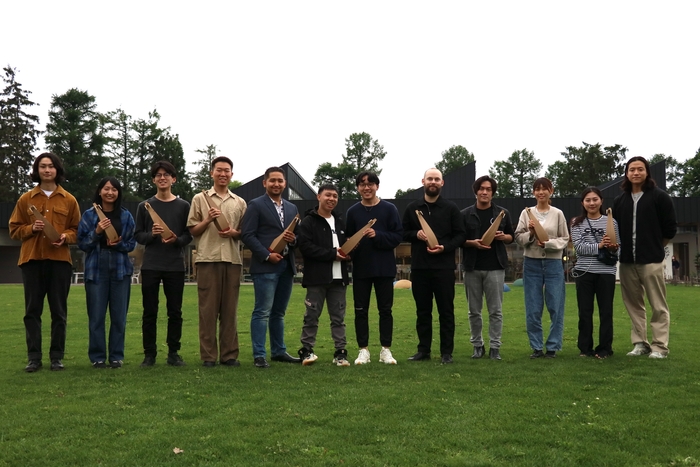 入選作品10作品の作家たち(計12名)の集合写真。本コンペは、国境を越えた若手人材交流・育成の場を目指している