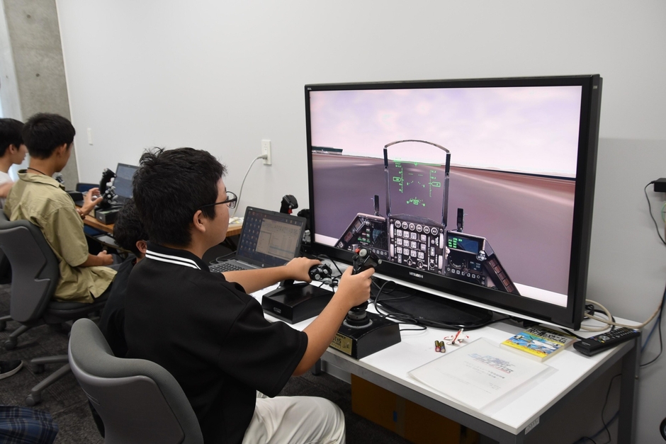 理工学部のフライトシミュレーターの操縦体験