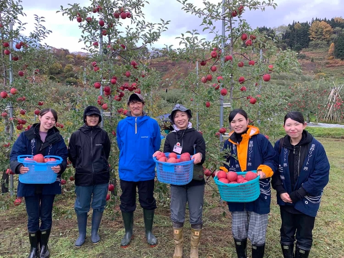 弘前市の職員、生産者の皆さんと界 津軽スタッフ(収穫後の様子)