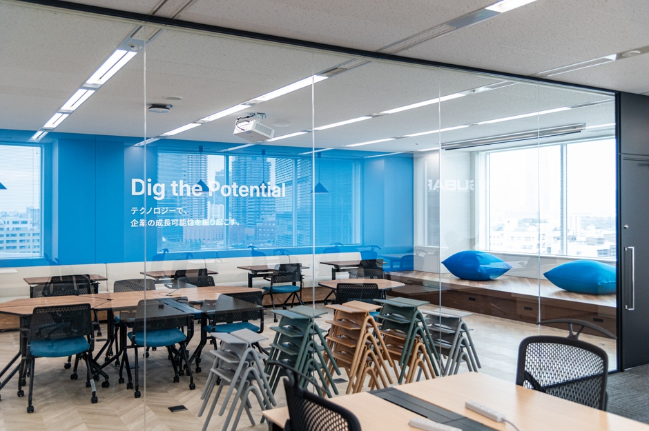 DIGGLEではリモートワークの利便性は最大限活用しながら、オフラインでの交流も大事にしたいと考えており、社員同士が気軽に交流を図れるようなオフィス空間づくりを意識しました。18時以降はフリーアルコールとする社内制度も。