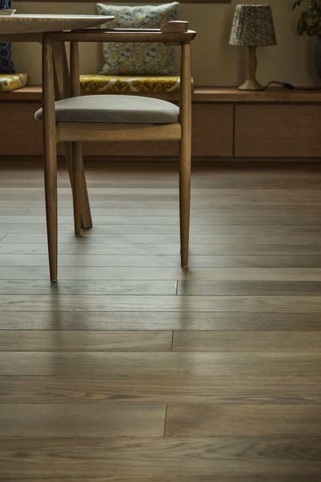 独特の味わい深い色彩の変化を楽しめる、草木染めの無垢挽板フローリング