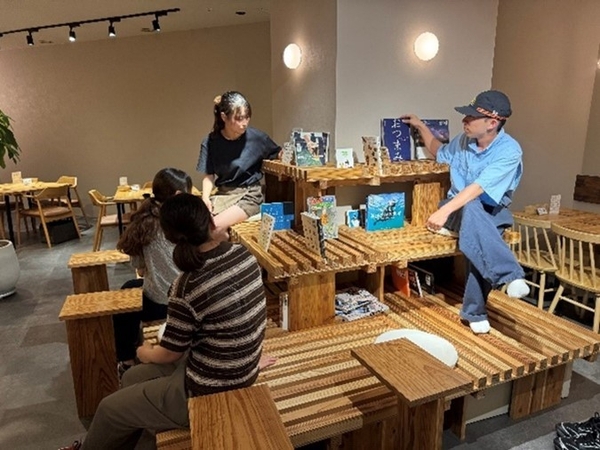 シオガマグチ・バル LUDENSに設置された、段状のベンチを兼ねた本棚「ブックステップ」