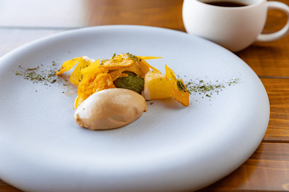 ▲「菊菜のフィナンシェと季節の柑橘クリーム ~アーモンドと醤油のアイス添え~」