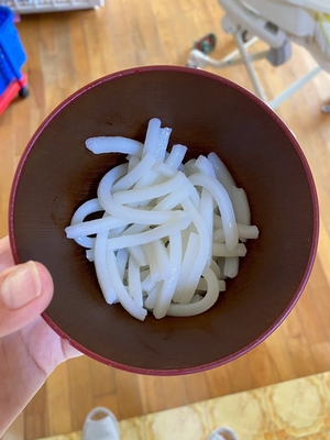 茹でると3センチほどになってしまう米粉入り麺