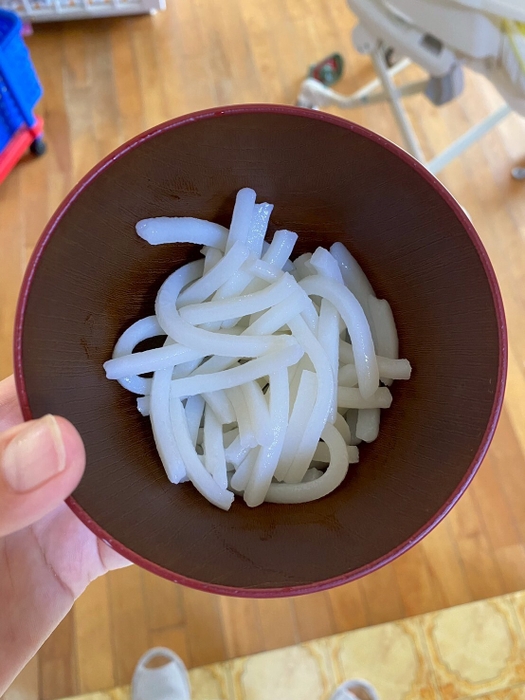 茹でると3センチほどになってしまう米粉入り麺