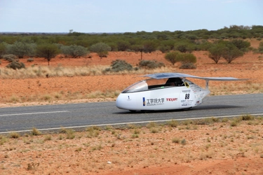 ソーラーカーの世界大会で豪大陸3,021kmを完走した 工学院大学の最新車両が「先端材料技術展2017」  帝人グループブースに登場