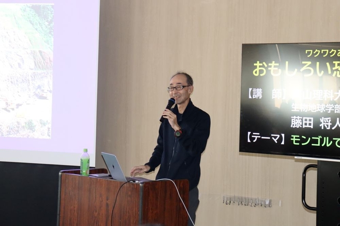 モンゴルの発掘現場の様子を紹介する藤田館長