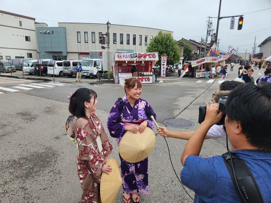 NHKから取材を受ける